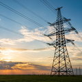 Ustawa o maksymalnych cenach energii może doprowadzić do upadłości firm energetycznych 