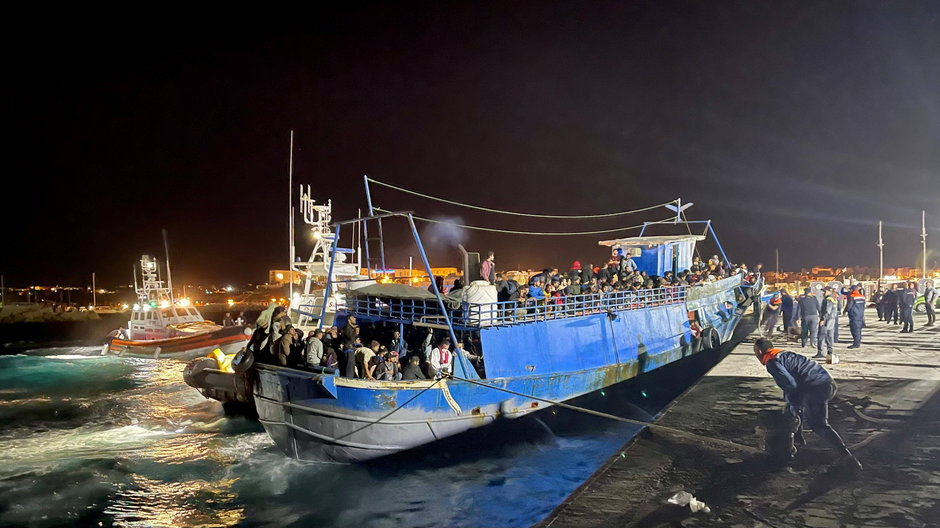 Łódź z migrantami przypływająca do włoskiej wyspy Lampedusa