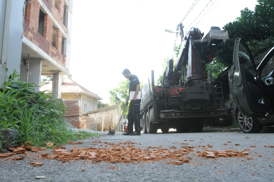 Cigleni blok pao je sa šestog sprata građevine