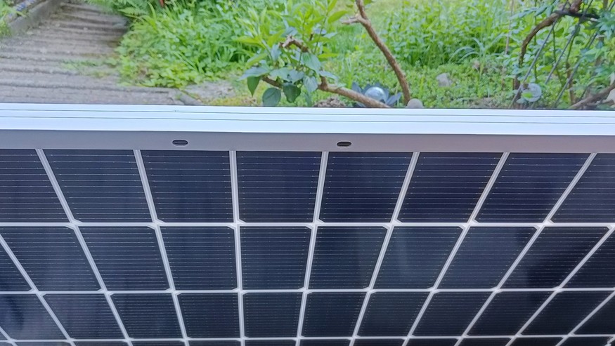XL modülleri yarı şeffaftır ve enerji üretmek için de arka tarafı kullanır.