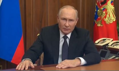 Władimir Putin porusza kciukiem podczas orędzia