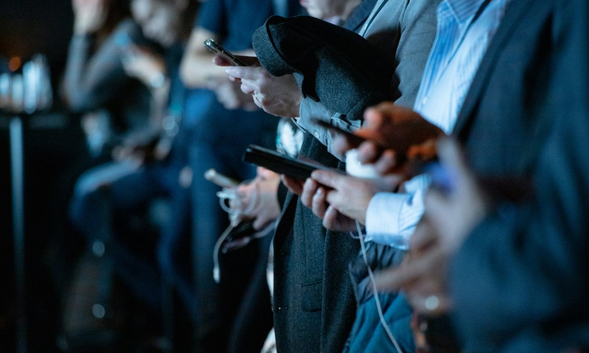 Japońskie miasto chce ograniczyć korzystanie ze telefonów. Chodzi też o dorosłych