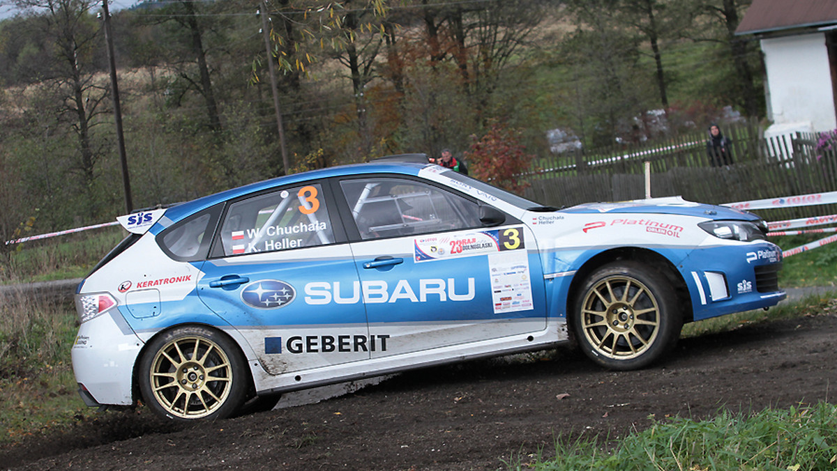 Trwa 23. Rajd Dolnośląski, ostatnia runda Rajdowych Samochodowych Mistrzostw Polski. Po pierwszym etapie imprezy zawodnicy Platinum Subaru Rally Team, Wojciech Chuchała i Kamil Heller zajmują doskonałe, trzecie miejsce w klasyfikacji generalnej. Druga załoga PSRT - Michał i Grzegorz Bębenkowie - wycofała się z dalszej rywalizacji po uszkodzeniu samochodu.