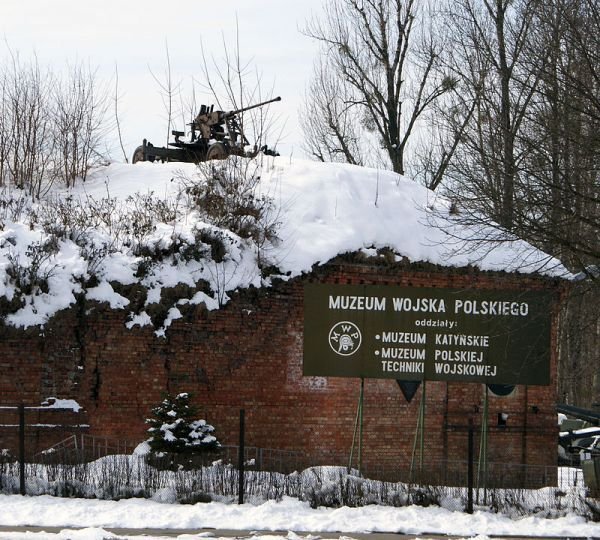 Widok na Muzeum Polskiej Techniki Wojskowej od strony ulicy Powsińskiej (fot. CC BY-SA 4.0)