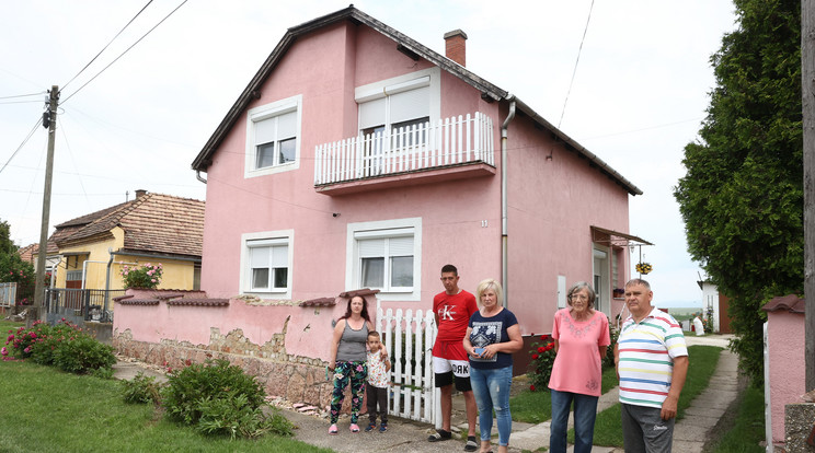 Csak a fotó kedvéért mertek kiállni a házaik elé a halálkanyar közelében lakó kocsiak  Fotó: Pozsonyi Zita