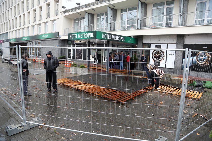 Zamieszanie przy hotelu Metropol. Skąd te ogrodzenie?