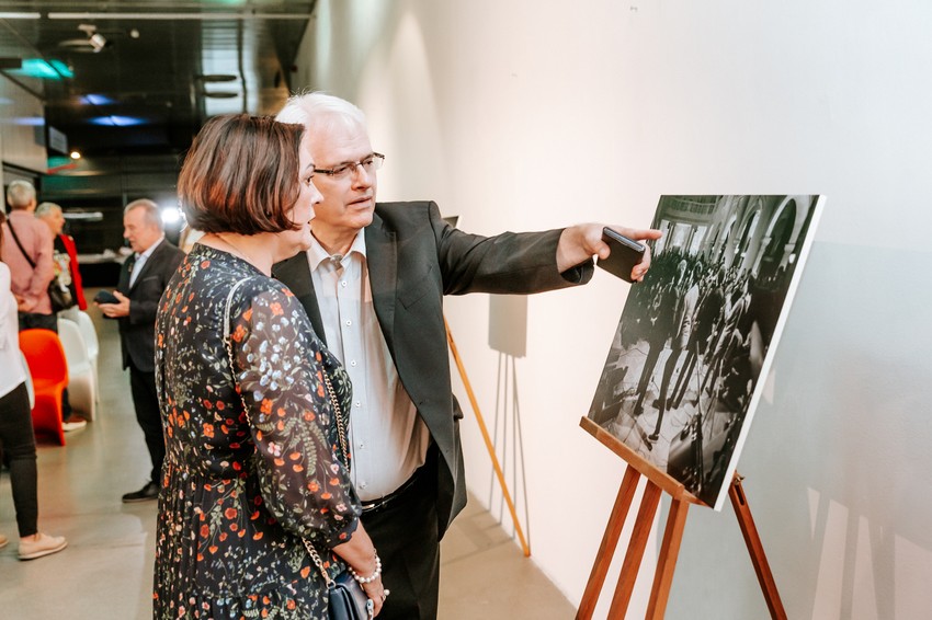 Bivši predsednik Hrvatske Ivo Josipović sa suprugom na promociji albuma Odbrana i poslednji dani