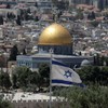 Izraelska zastava i pogled na Stari grad Jerusalim i Kupolu na steni