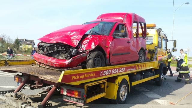 Samochód po zderzeniu z busem w Pelplinie