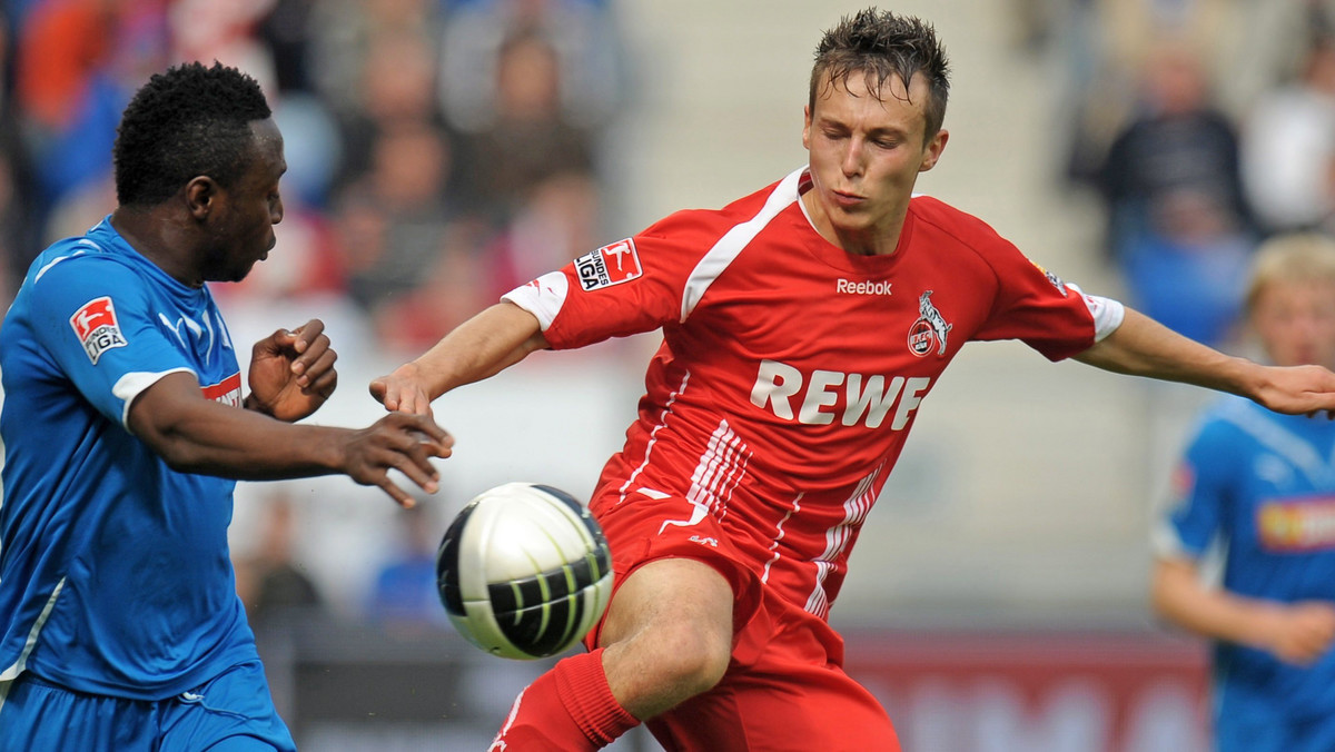 Adam Matuszczyk zdobył dwa gole w wygranym przez jego drużynę, 1. FC Koeln, 2:0 (0:0) wyjazdowym meczu 30. kolejki piłkarskiej Bundesligi z 1899 Hoffenheim. Sensacyjnej porażki w Hanowerze doznał jeden z faworytów do mistrzowskiego tytułu - Schalke Gelsenkirchen. Potknięcia piłkarzy Schalke nie wykorzystał Bayern Monachium, który w hitowym pojedynku na szczycie jedynie zremisował 1:1 z Bayerem Leverkusen.