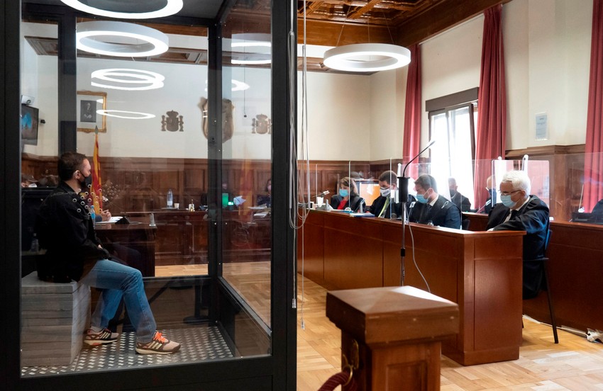 Igor Srbin na suđenju u staklenom kavezu