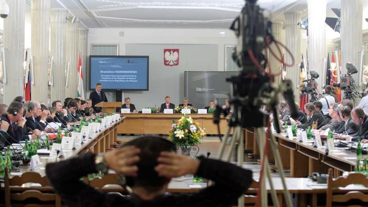 W Sejmie rozpoczęła się rano dwudniowa konferencja z udziałem szefów komisji obrony parlamentów państw UE. Tematem rozmów będą nowe wyzwania i zagrożenia dla stosunków Unia-NATO. Spotkanie otworzą: prezydent Bronisław Komorowski i marszałek Sejmu Grzegorz Schetyna.