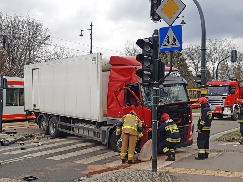 Zderzenie tramwaju z volvo na Dąbrowskiego w Łodzi