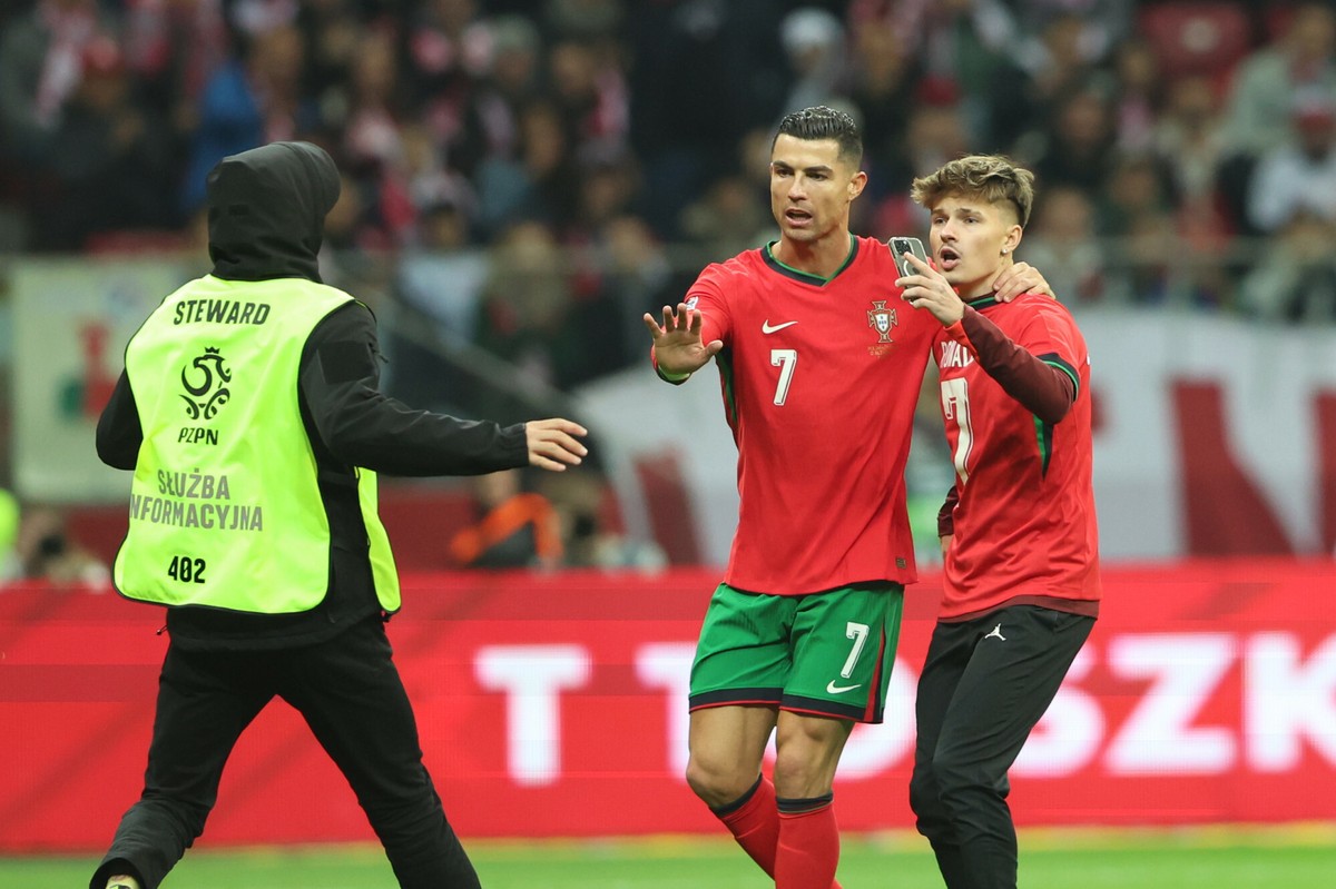 Kibic wbiegł na murawę, aby zrobić zdjęcie z Ronaldo. Słono zapłaci