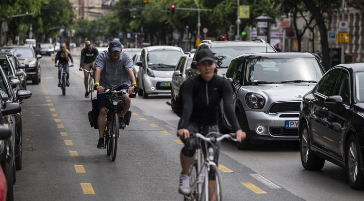 Biciklisek a fővárosi Nagykörúton kialakított ideiglenes kerékpársávon 2020. május 23-án