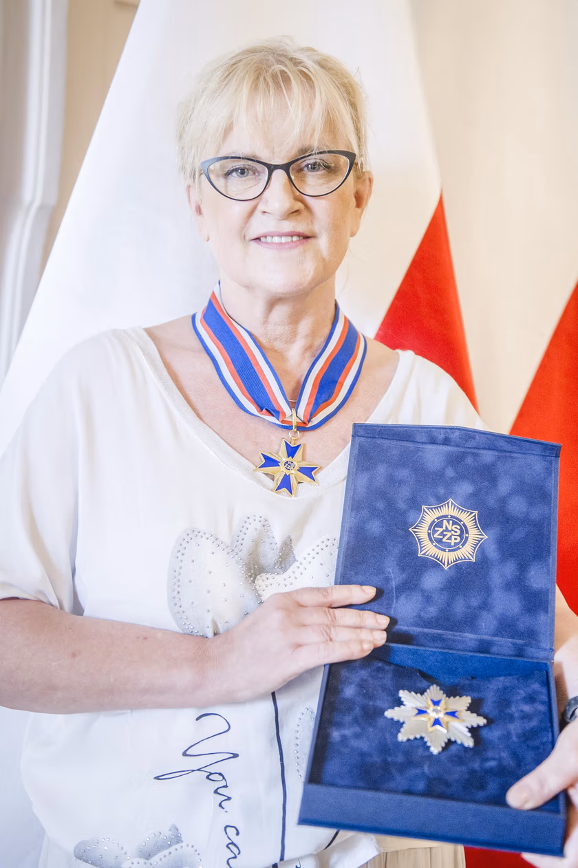 Marzena Kipiel-Sztuka z odznaczeniem Krzyża Niepodległości