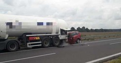 Po zderzeniu koło Nidzicy rozszczelniła się cysterna z tlenem. Grozi wybuchem