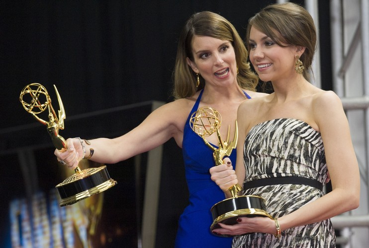 Tina Fey i Tracey Wigfield z nagrodami Emmy za scenariusz serialu 