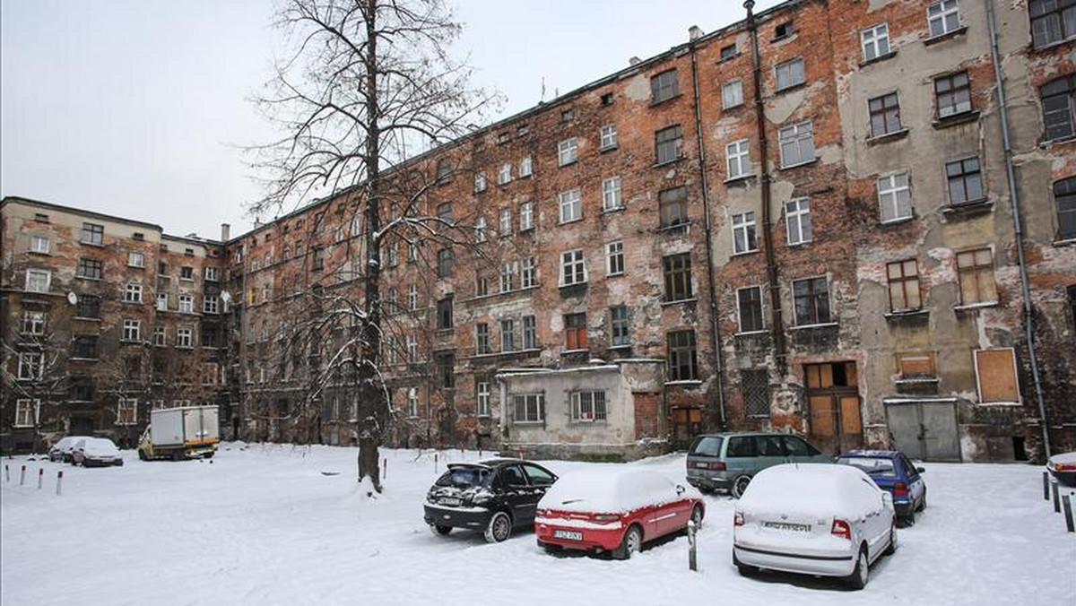 Tynk odpada całymi płatami, po klatce schodowej hula wiatr, woda zamarza w rurach, a w mieszkaniach panuje grzyb - tak wygląda kilka kamienic przy ul. Pułaskiego. Budynki już dawno powinny zostać wyburzone, ale magistrat z braku pieniędzy odwleka rozbiórkę w czasie, na czym cierpią lokatorzy.