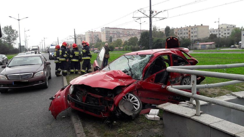 Śmiertelny wypadek na Rokicińskiej w Łodzi. Na murze został odcisk auta