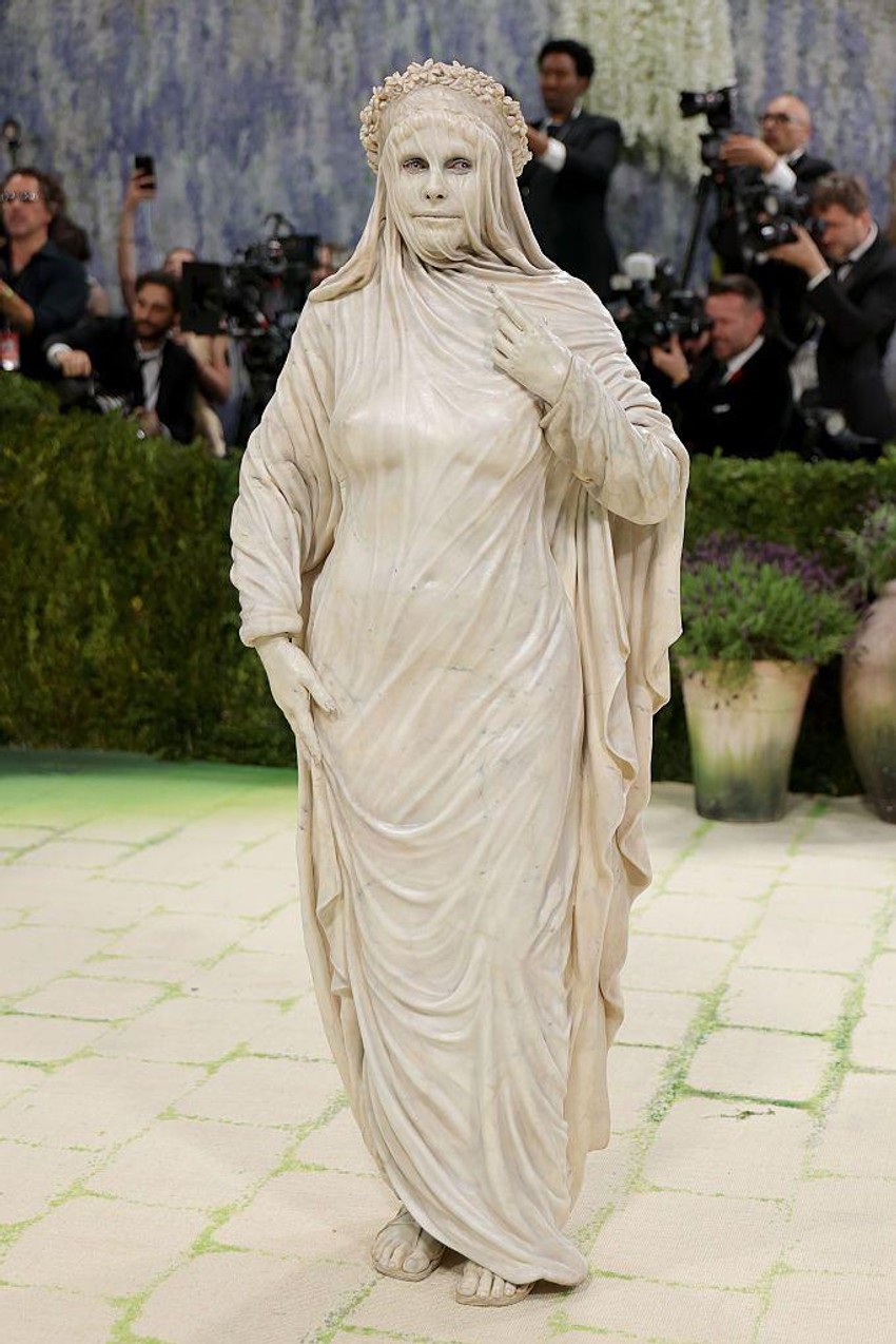 Hajdi Klum se pojavila odevena kao mermerna statua, sa velom preko lica | Foto: REUTERS/Daniel Cole