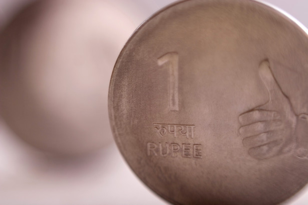 Indyjska waluta - rupia, fot. Bloomberg