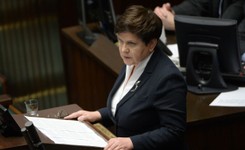 Szydło stanowczo w Sejmie o nagrodach: Należały się! Mogę o tym mówić z otwartą przyłbicą [WIDEO]