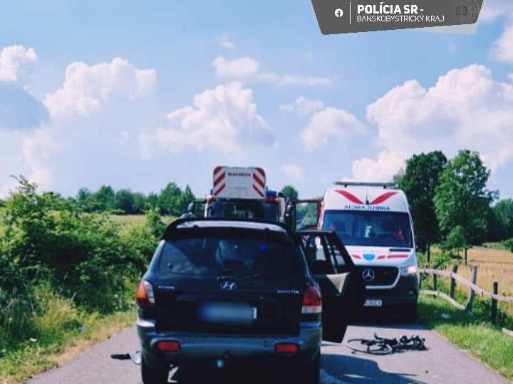Auto narazilo do cyklistov, obaja zomreli.