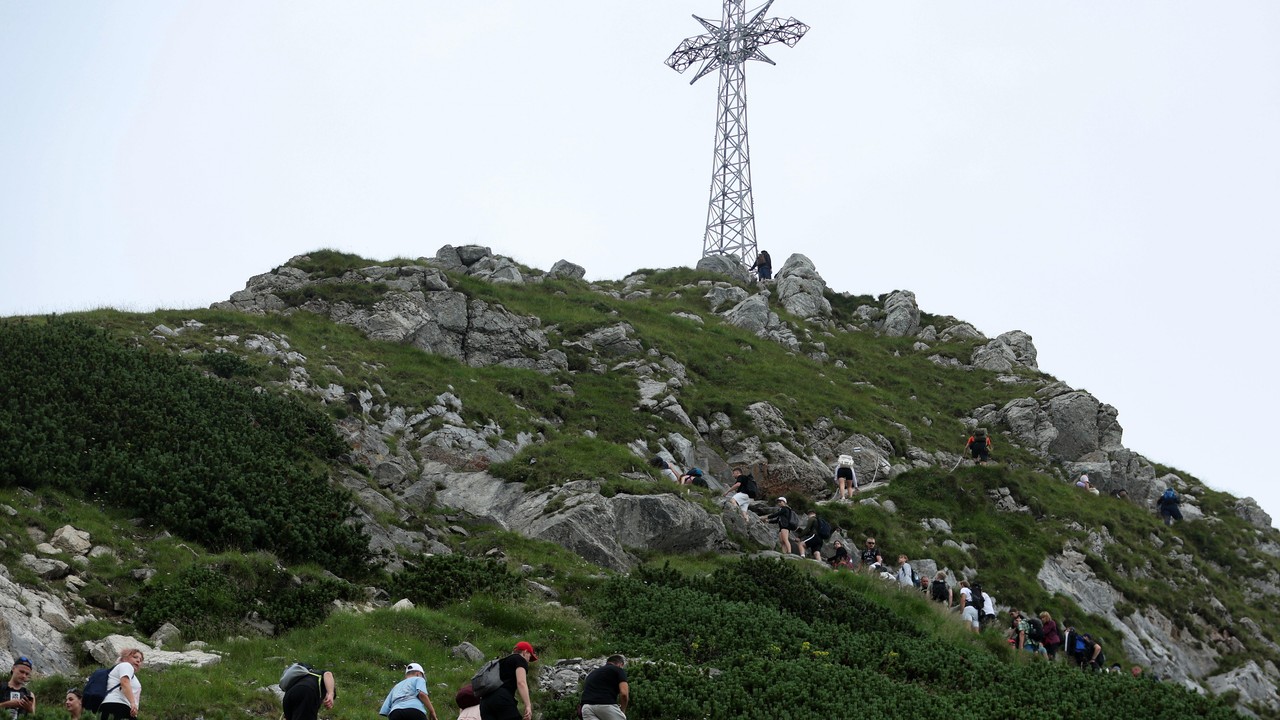 Nierozważni turyści weszli na krzyż na Giewoncie. "Pajacowali, przeklinali"