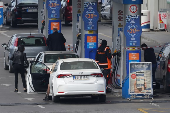 Vozači skidaju nogu sa gasa da bi sačuvani novčanik: Cene goriva primoravaju Nemce da smanjuju brzinu, radari "ostaju bez posla"