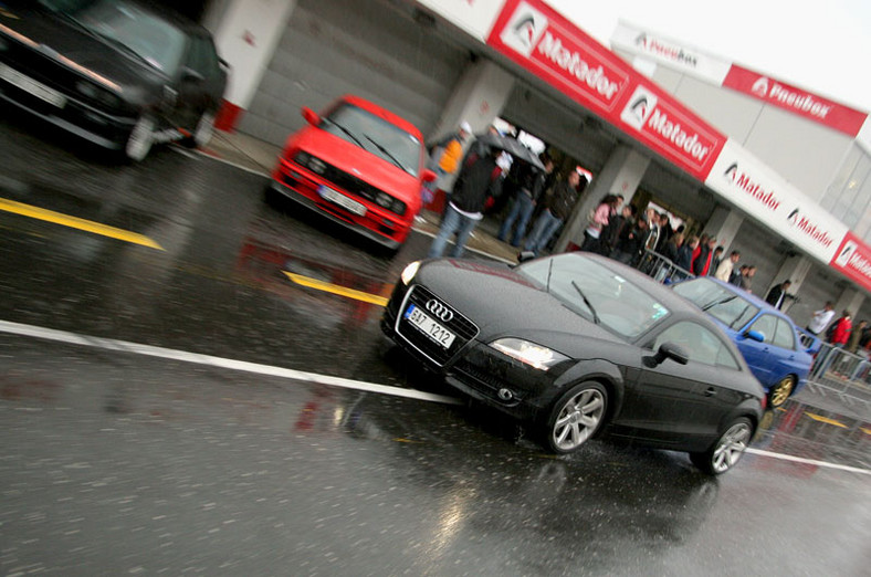 Autodrom Most: sportowe rakiety w deszczu (fotogaleria)