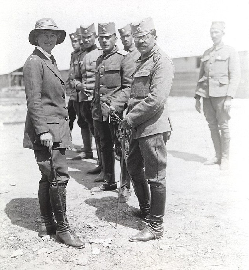 Sendsova kao oficir, na smotri srpskih vojnika