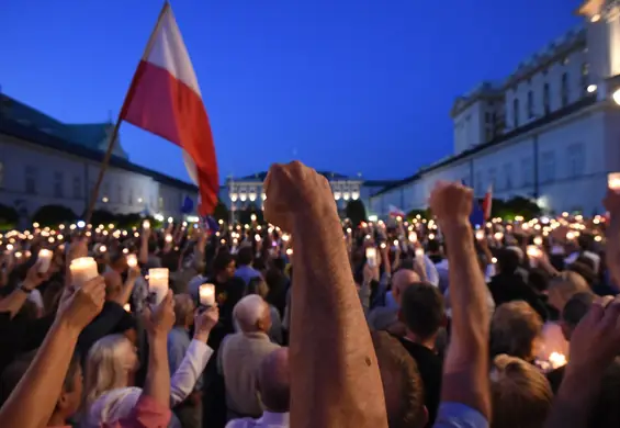 Co działo się w nocy, podczas której Kaczyński oskarżył przeciwników o morderstwo brata. Tłumy pod Pałacem i Sejmem