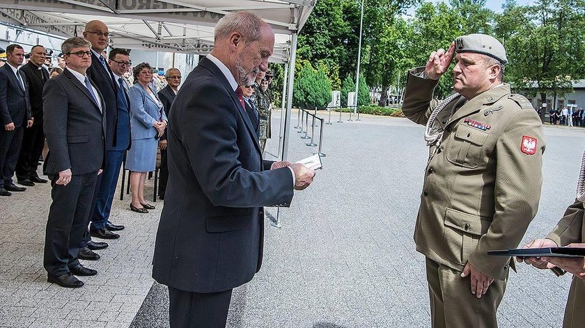 Macierewicz dostał odznakę honorową GROM-u. Za co?!