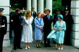 Bila je Elizabetina omiljena snaja, a onda joj je PONIZILA SINA NAJSRAMOTNIJOM FOTOGRAFIJOM u istoriji kraljevske porodice: "CRVENI ĐAVO" ponovo je u centru skandala