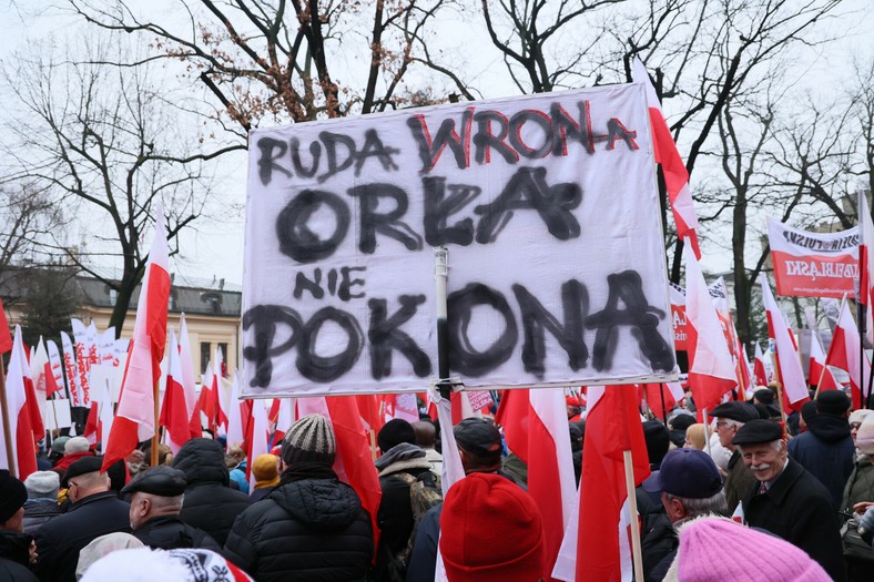 Protestujący pojawili się pod Trybunałem Konstytucyjnym z flagami i transparentami