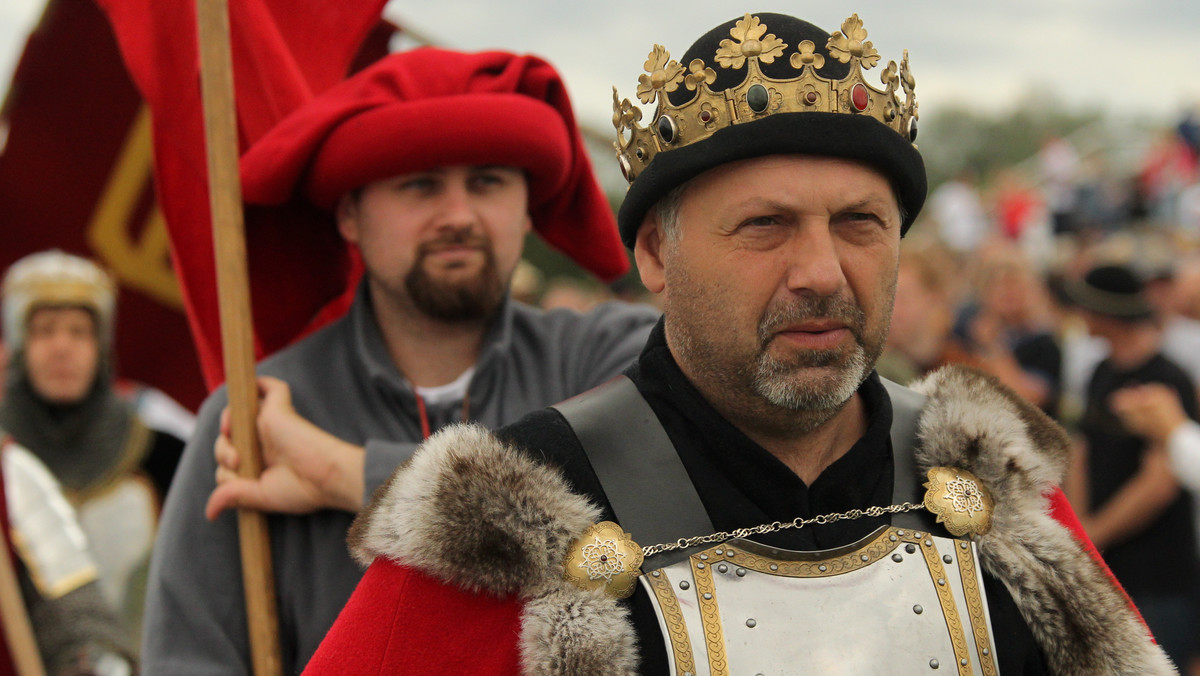 Ostrzą miecze, wzmacniają tarcze i nastrajają się do walki – rycerze przygotowują się do dzisiejszej kolejnej inscenizacji Bitwy pod Grunwaldem.