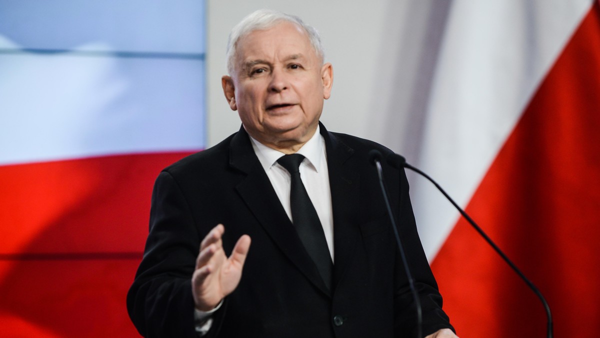 Jarosław Kaczyński zabrał głos w sprawie awantury dyplomatycznej, jaka rozpętała się między Polską i Izraelem po przyjęciu nowelizacji ustawy o IPN. - Prawda nie obroni się sama, trzeba stworzyć mechanizm i właśnie jesteśmy w trakcie tworzenia takiej machiny, która będzie broniła tej prawdy - powiedział prezes PiS Jarosław Kaczyński.