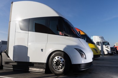 Wypadek i pożar ciężarówki Tesla Semi w Kalifornii. NTSB bada sprawę
