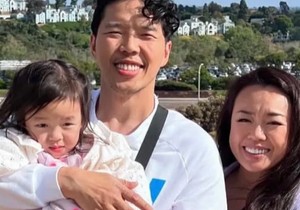Poznati glumac Aleks Duong sa suprugom i ćerkom