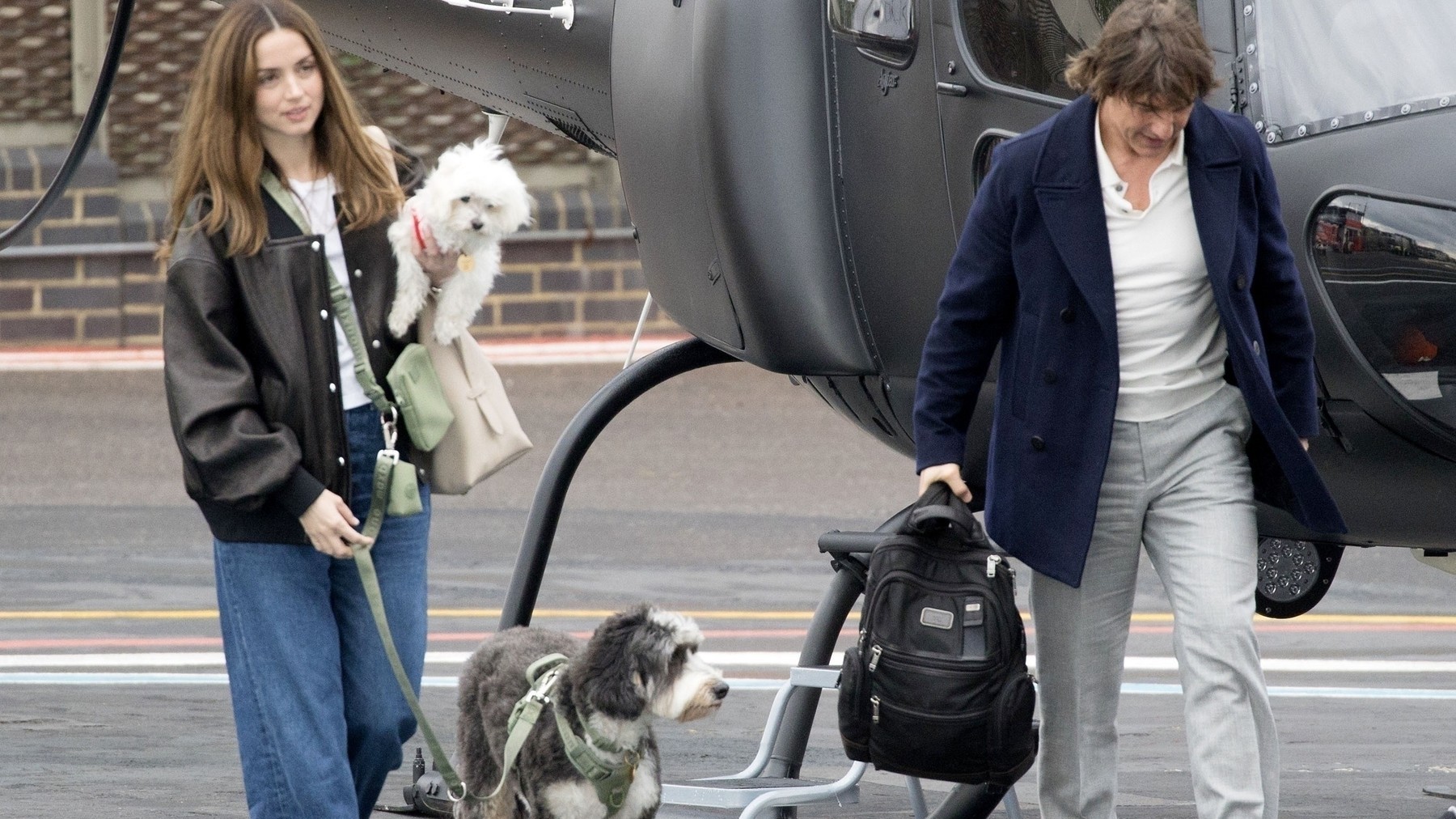 Tom Cruise a Ana de Armas na londýnskom letisku 13. 4. 2025.