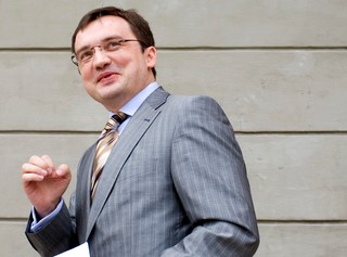 Nie udało się zatrzymać Zbigniewa Ziobry w jego w domu. Sejmowa komisja ds. Pegasusa od roku czeka na jego zeznania