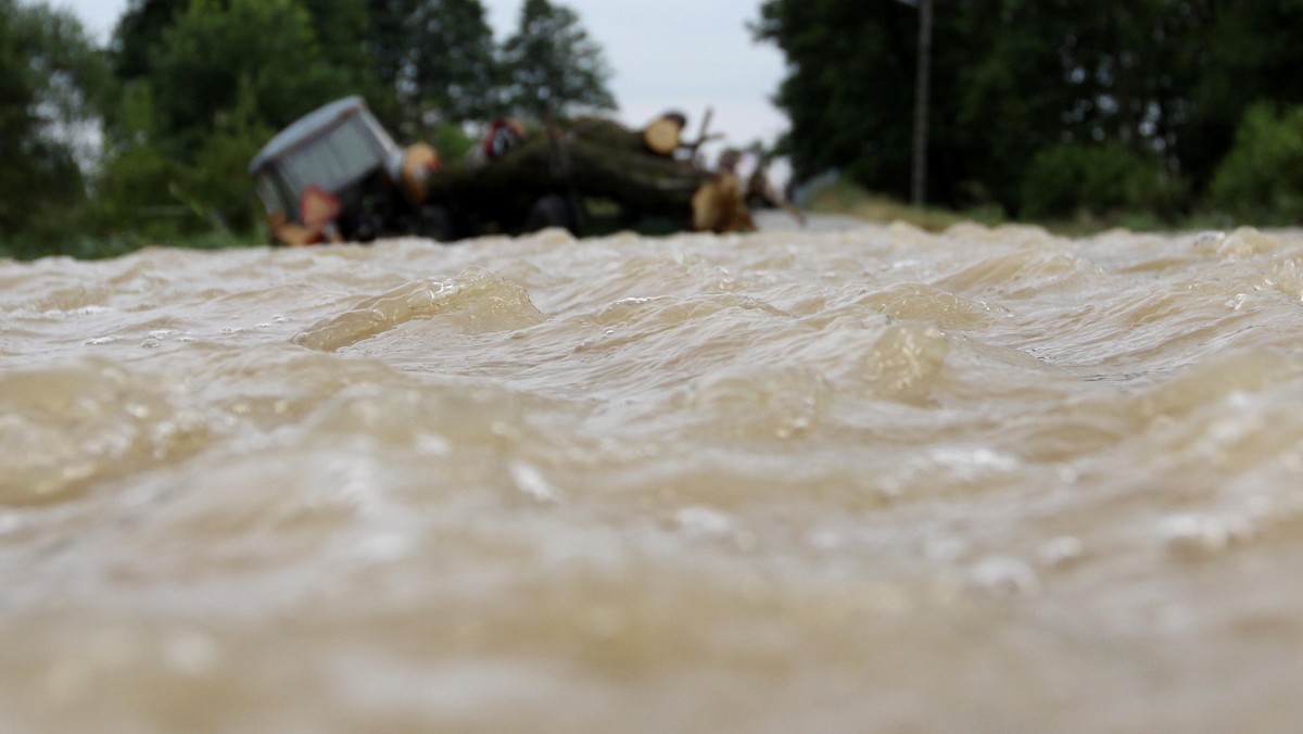 Ewakuowane 24 osoby, liczne zalania gospodarstw, zniszczenia wielu mostów i dróg - to pierwsze podsumowania skutków intensywnych ulew, które w sobotę przeszły nad północną częścią woj. śląskiego.