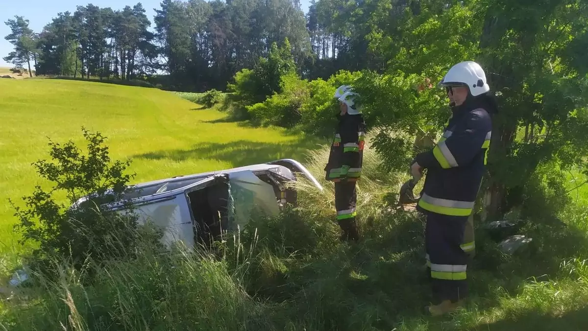 Kobieta, wioząc wnuczka uderzyła w drzewo