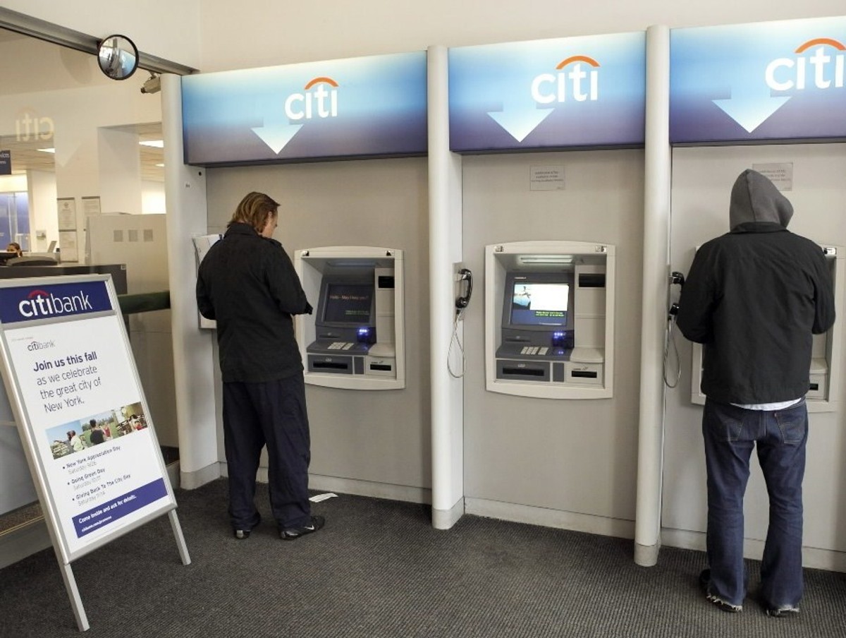 Klienci korzystają z bankomatów Citibanku