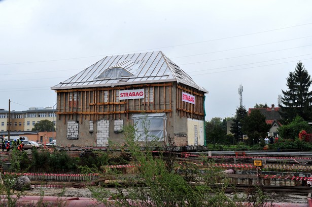 Budynek kolidował z ważną inwestycją komunikacyjną dla Szczecina. W pobliżu będzie przebiegać linia Szczecińskiego Szybkiego Tramwaju, natomiast w miejscu gdzie dotychczas stał budynek przewidziany jest kolektor ściekowy. fot. (zuz) PAP/Marcin Bielecki