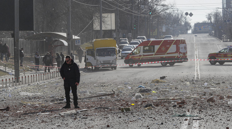 A nyitóképen: Civil lakosság elleni támadás nyomai Kijevben / Fotó: EPA/SERGEY DOLZHENKO