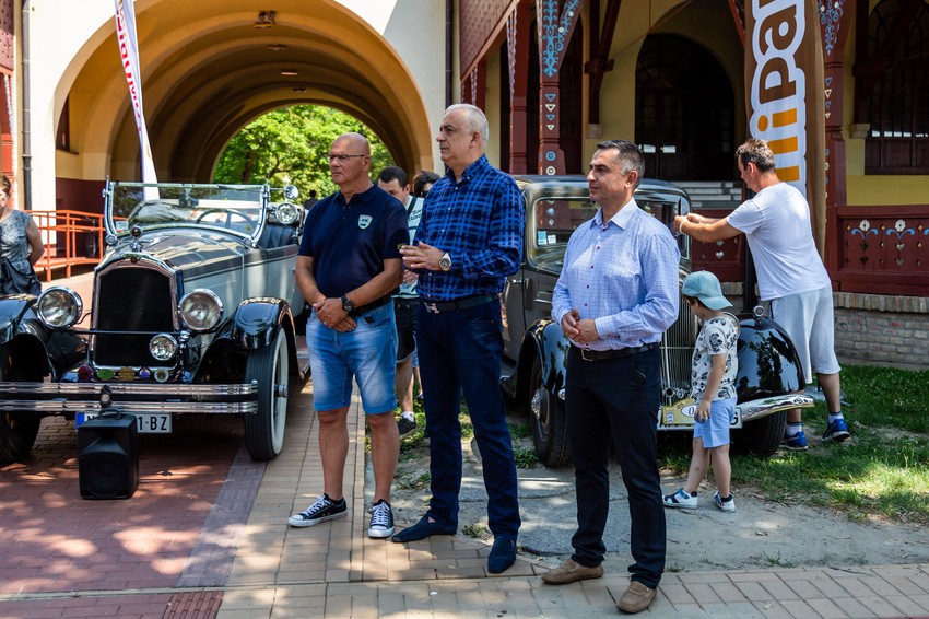 Gradonačelnik Bakić na smotri oldtajmera na Paliću