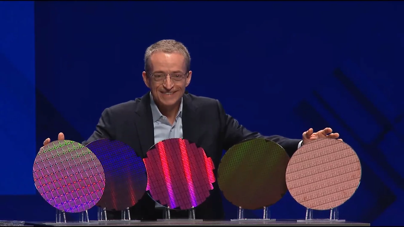 Pat Gelsinger z waflami obrobionymi w procesach Intel 7, Intel 4, Intel 3, Intel 20A i Intel 18A