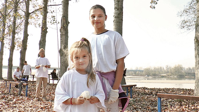 Priroda je zagađena, ja bih poručila ljudima da ne bacaju u reku smeće, kaže petogodišnja Helena koja se uključila u akciju sa sestrom Anastasjom